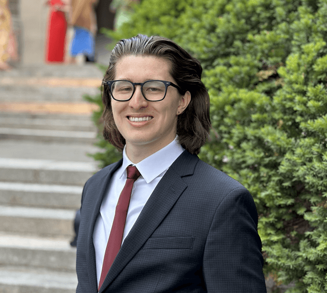 Bluevine company logo featuring a lowercase "b"