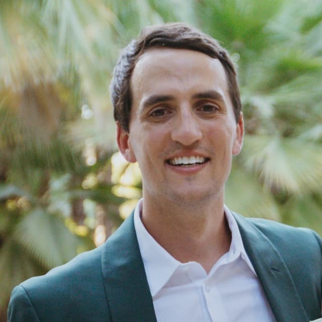 Rob Pursell is the PR & Communications lead on the marketing team at Bluevine.